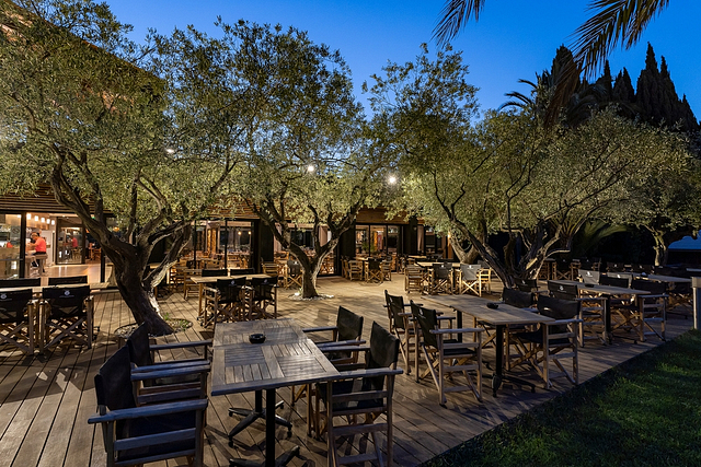 Terrasse du restaurant \"L\'Olivier\" de nuit - Camping Fréjus Ecolodge L\'Etoile d\'Argens