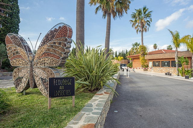 Empfang, Eingang des Campingplatzes mit der Insekten-Ecolodge - Campingplatz Fréjus Ecolodge L‘Etoile d\'Argens