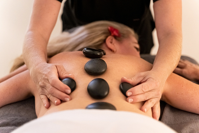 Massage mit Kieselsteinen im Wellnessbereich - Campingplatz Fréjus Ecolodge L‘Etoile d\'Argens