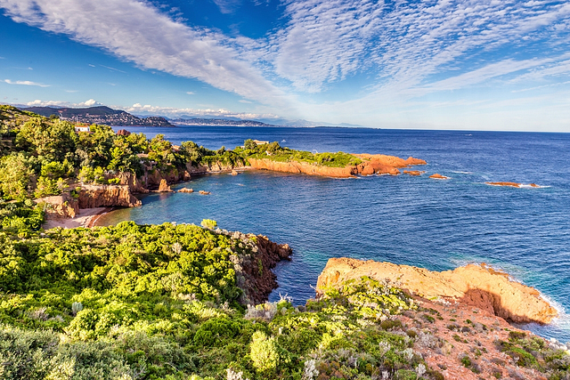 Les roches rouges du Massif de l\'Esterel sur la Côte d\'Azur - Camping Fréjus Ecolodge L\'Etoile d\'Argens