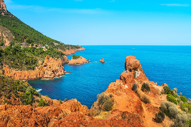 Massif de l\'Esterel, beach and coast at Saint Raphael, Cannes,- Ecolodge L\'Etoile d\'Argens Campsite in Fréjus