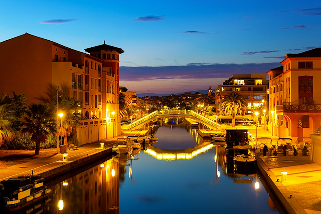 Scenic night view of the coastal zone of Fréjus along the lit-up pier and marina - Ecolodge L\'Etoile d\'Argens Campsite in Fréjus