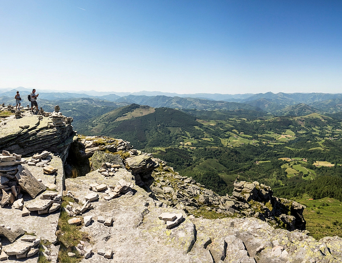 Camping Zelaia - La piscine - Espace aquatique avec vue sur le massif de la Rhune