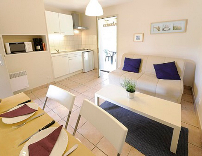 Campsite Les 2 Etangs - Appartement Standard 2p - Living room and kitchen