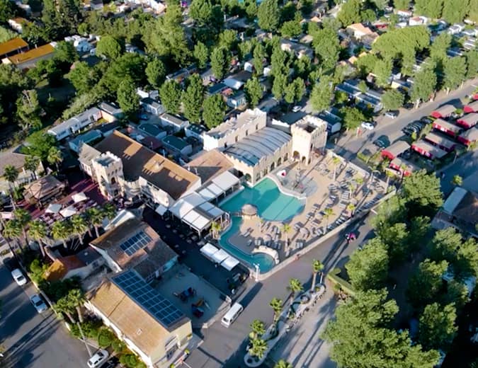 Camping Californie Plage - Vid&eacute;o - L\'espace aquatique entour&eacute; des locations haut de gamme