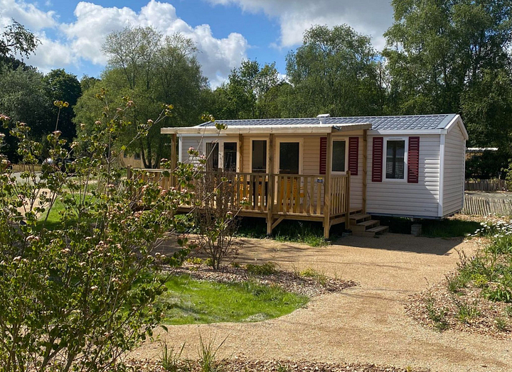 Mobil-home Riviera 3 chambres avec terrasse en bois au Domaine de Mesqueau, camping en Bretagne.
