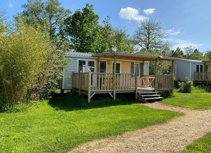 Mobil-home Riviera 2 chambres pour 4 personnes au camping Domaine de Mesqueau, id&eacute;alement situ&eacute; en pleine nature &agrave; Plougasnou.