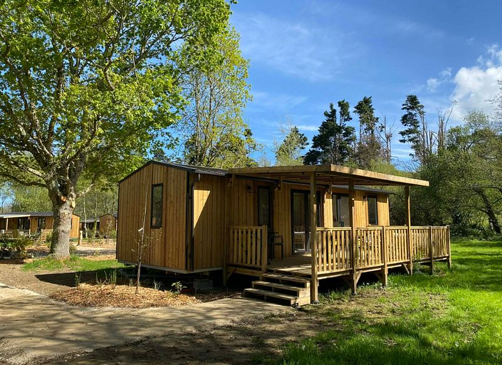 Lodge bois tout confort 40m&sup2; avec terrasse au camping Domaine de Mesqueau en Bretagne