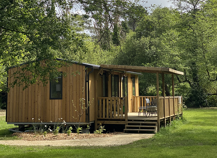 Lodge &Ocirc; CONFORT en bois avec terrasse couverte, situ&eacute; au c&oelig;ur d\'un environnement arbor&eacute; et verdoyant au Domaine de Mesqueau &agrave; Plougasnou. H&eacute;bergement moderne de 3 chambres et 2 salles de bains pouvant accueillir jusqu\'&agrave; 6 personnes.