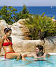Campingplatz Le Bois de Valmarie - Badelandschaft - Paar am Pool mit Blick auf das Mittelmeer