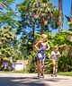 Camping la Sirène - Enfants en trottinette dans une allée piétone