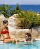 Campingplatz Le Bois de Valmarie - Badelandschaft - Paar am Pool mit Blick auf das Mittelmeer