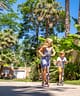 Camping la Sirène - Enfants en trottinette dans une allée piétone