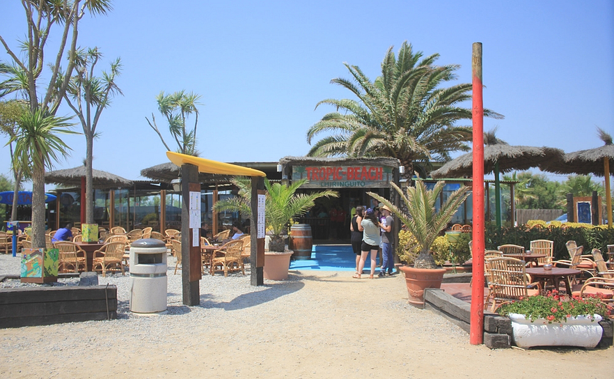 Camping Amfora - La plage - Entrée et terrasse du bar \"le Tropic Beach\"