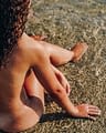 Domaine de Bagheera, Plage, Femme les pieds dans l'eau