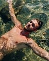 Domaine de Bagheera, Plage, Homme qui se baigne dans la mer